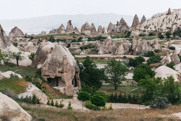 Malerische ruhige Aussicht auf berühmte Felsformationen und Höhlen in Kappadokien, Türkei — Stockfoto
