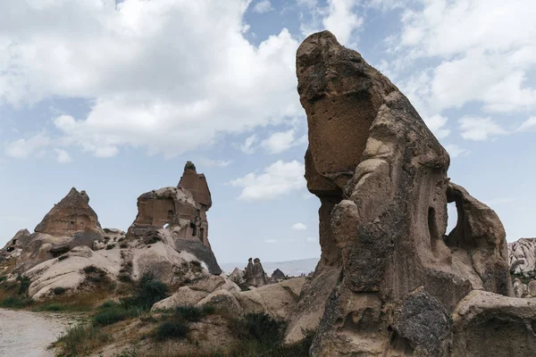 Vista a basso angolo di rocce bizzarre nel parco nazionale goreme, cappadocia, tacchino — Foto stock