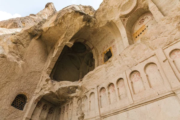 Vista ad angolo basso della bellissima chiesa rupestre nel parco nazionale di goreme, cappadocia, tacchino — Foto stock