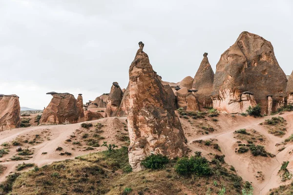 Paesaggio panoramico con formazioni rocciose bizzarre erose nella famosa cappadocia, tacchino — Foto stock