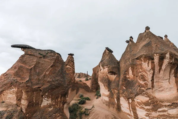 Hermosas formaciones rocosas erosionadas en la famosa capadocia, pavo - foto de stock