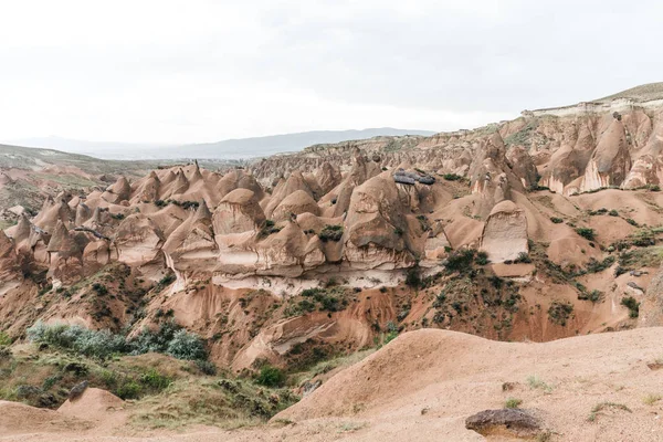 Hermoso paisaje con majestuosas formaciones rocosas en capadocia, pavo - foto de stock