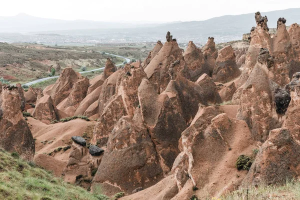 Vista aerea di belle formazioni rocciose erose nella giornata nuvolosa, cappadocia, tacchino — Foto stock