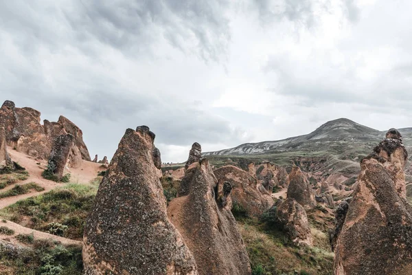 Majestätische geologische Formationen und bewölkter Himmel in Kappadokien, Türkei — Stockfoto