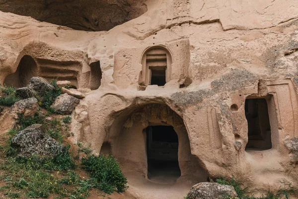 Belles grottes artificielles en grès à la célèbre cappadoce, dinde — Photo de stock