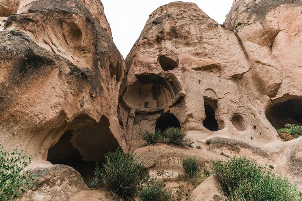 Vista de ángulo bajo de hermosas cuevas en piedra arenisca en la famosa capadocia, pavo - foto de stock