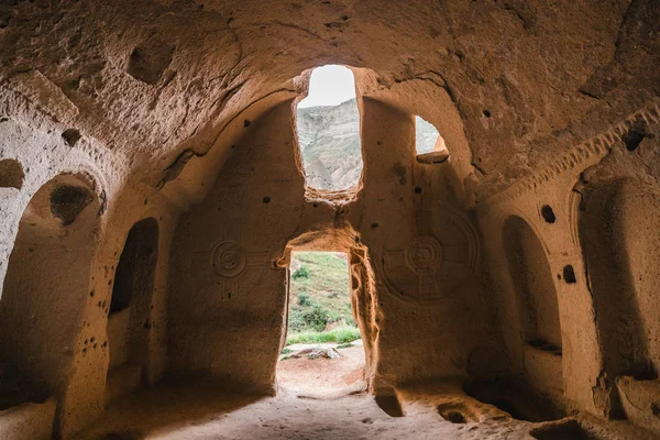 Vue panoramique à l'intérieur de la grotte en célèbre cappadoce, dinde — Photo de stock