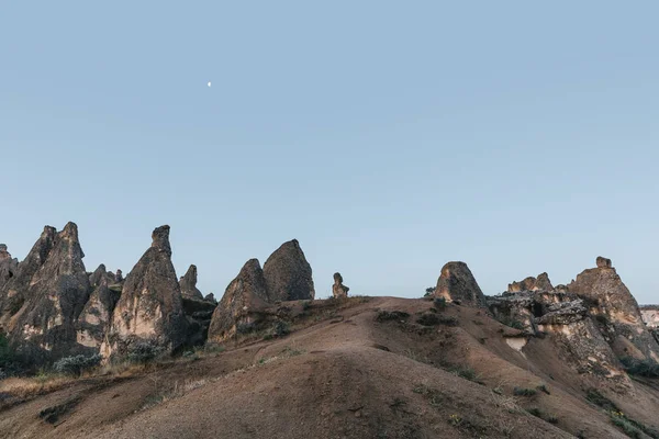 Красивий краєвид з дивними скельними утвореннями ввечері, скельні утворення, Туреччина — стокове фото