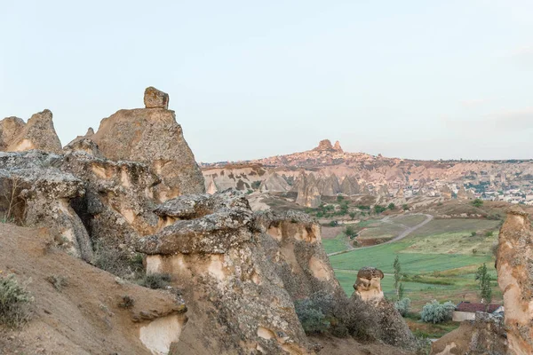 Bellissimo paesaggio tranquillo con formazioni rocciose nella famosa cappadocia, tacchino — Foto stock