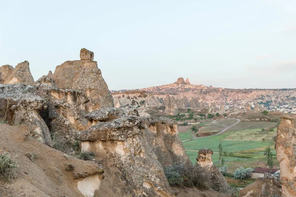 Hermoso paisaje tranquilo con formaciones rocosas en capadocia famosa, pavo - foto de stock