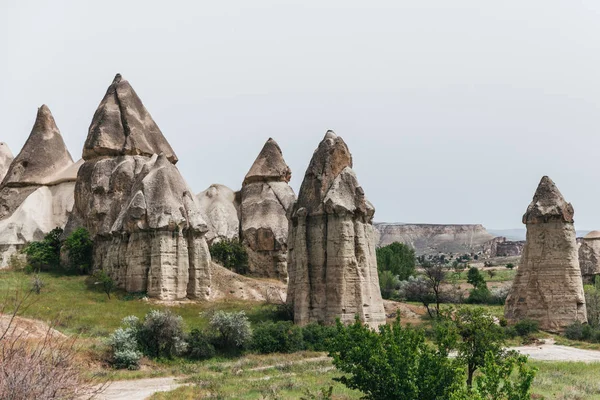 Belles formations rocheuses contre ciel nuageux en célèbre cappadoce, dinde — Photo de stock