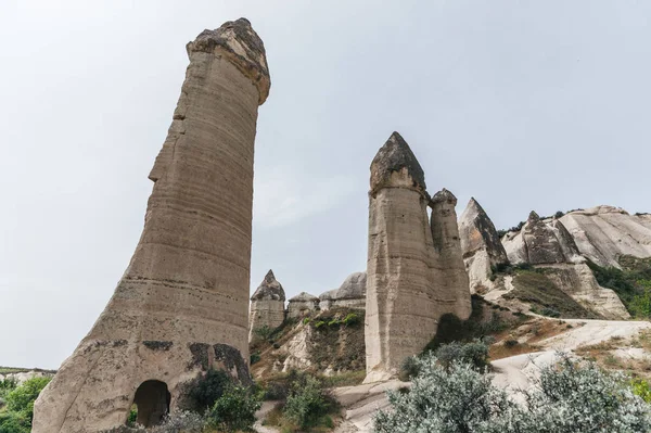 Vista de ángulo bajo de formaciones rocosas extrañas en capadocia, pavo - foto de stock