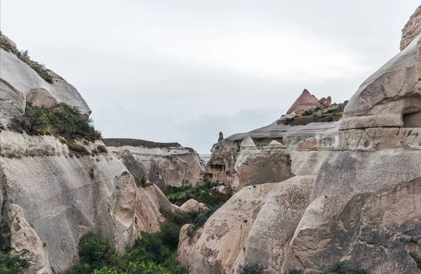 Majestätische Aussicht auf bizarre Felsformationen in Kappadokien, Türkei — Stockfoto