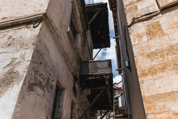 Низький кут зору на традиційні старі будинки в Каппадокії, Туреччина — стокове фото