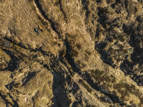 Vista aérea do casal deitado em campos marrons, snaefellsnes, iceland — Fotografia de Stock