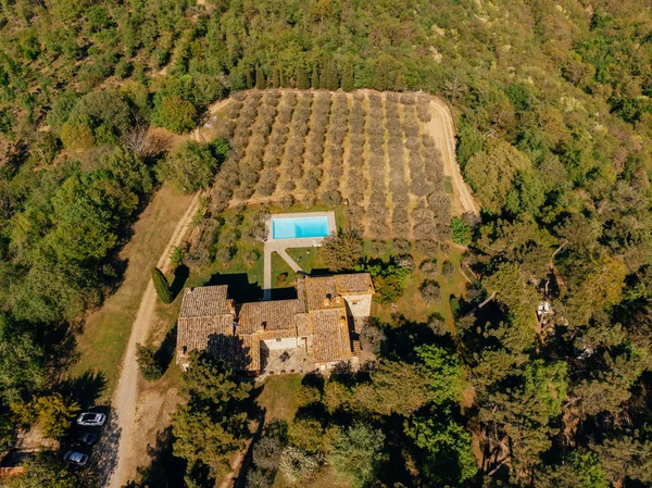 Vista aerea di villa con piscina vicino a campi e bosco in Italia — Foto stock