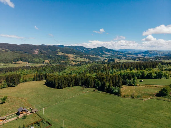 Vista aérea de casas, bosques y montañas en la provincia de Arezzo, Italia - foto de stock