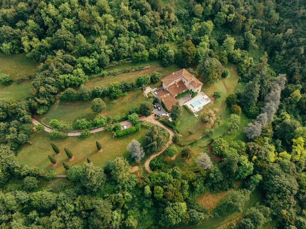 Vista aérea de villa con piscina entre bosque en Italia - foto de stock