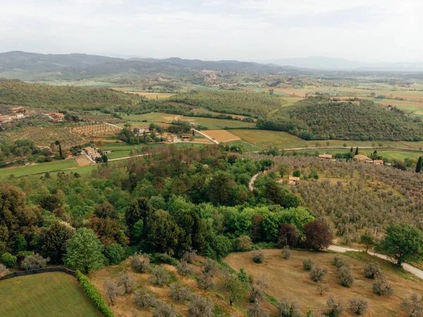 Vue aérienne des champs et des collines dans la province d'arezzo, Italie — Photo de stock