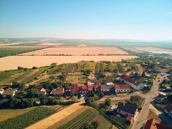 Вид с воздуха на пейзаж с крышами домов и полей, Чехия — стоковое фото