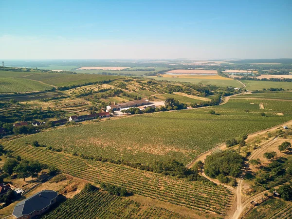 Luftaufnahme der Landschaft mit Feldern und Gebäuden, Tschechische Republik — Stockfoto