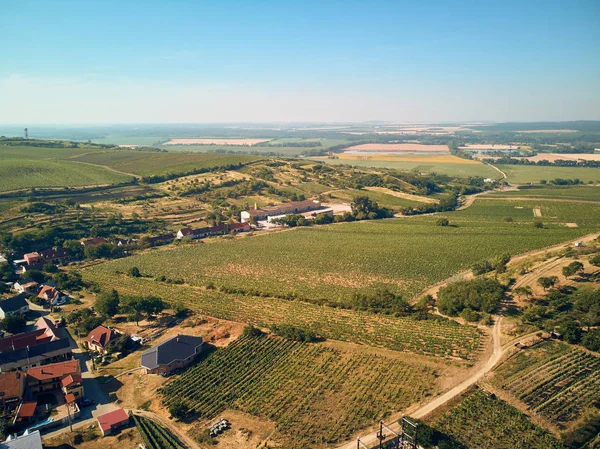 Veduta aerea della campagna con campi verdi ed edifici, Repubblica Ceca — Foto stock