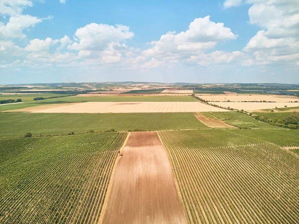Luftaufnahme der Landschaft mit Feldern und blauem Himmel mit Wolken, Tschechische Republik — Stockfoto