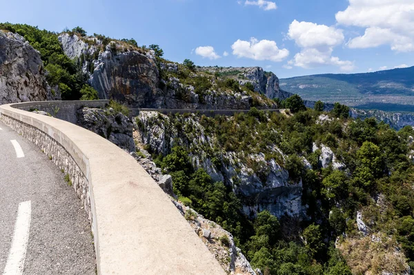 Kurvenreiche Straße in wunderschönen malerischen Bergen, Provence, Frankreich — Stockfoto
