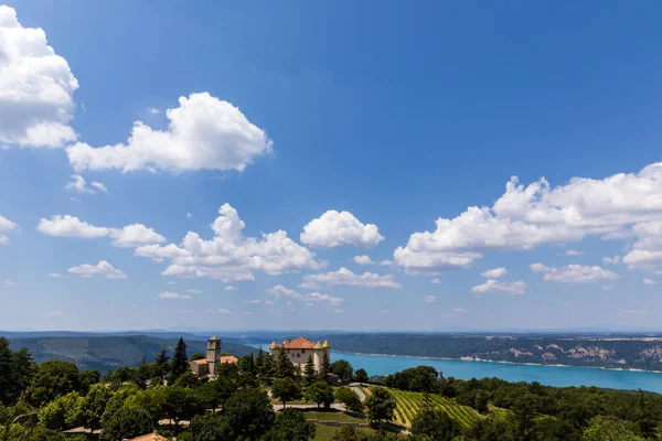 Vista aérea da paisagem tranquila com bela arquitetura e natureza majestosa em provence, frança — Fotografia de Stock
