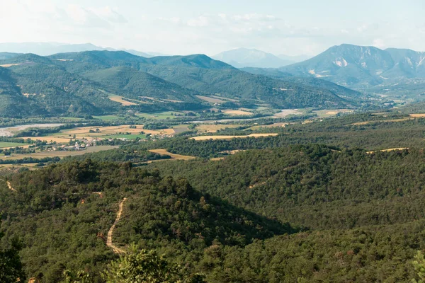 Vue aérienne de belles montagnes couvertes de végétation verte en provence, france — Photo de stock