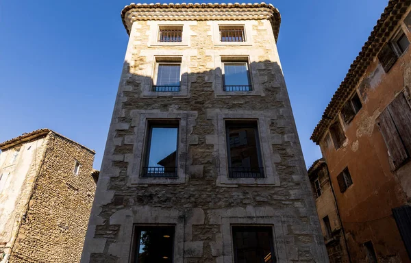 Niedriger Winkel Blick auf hohes historisches Gebäude mit großen Fenstern bei sonnigem Tag, Provence, Frankreich — Stockfoto