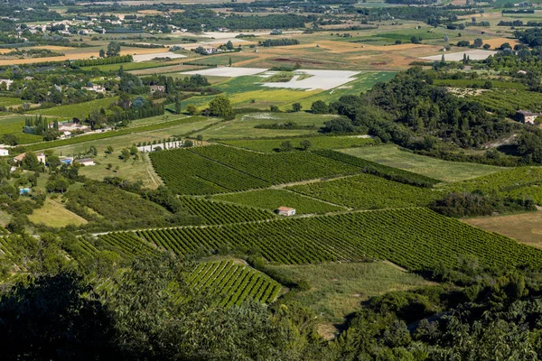 Vista aérea de hermosos campos verdes y casas en provence, Francia - foto de stock