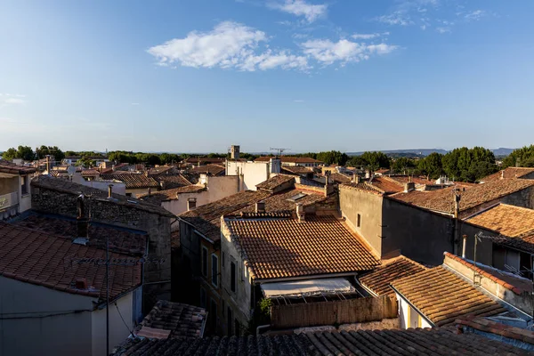 Вид сверху на крыши и традиционные дома во французском городе, провинция — стоковое фото