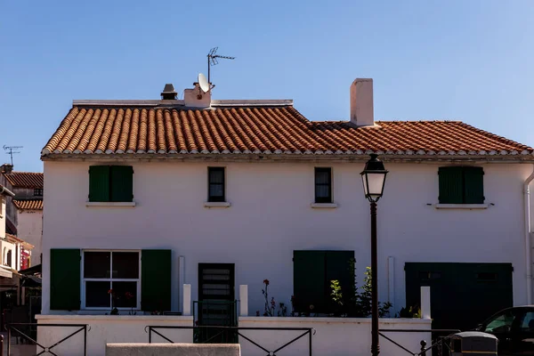 Bella casa bianca e lampione nella giornata di sole, provenienza, Francia — Foto stock