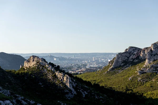 Belas montanhas rochosas com vegetação verde e aldeia distante em provence, frança — Fotografia de Stock