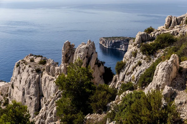 Vue aérienne de hautes falaises, végétation verdoyante et mer calme aux Calanques de Marseille (Massif des Calanques), provence, france — Photo de stock