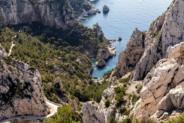 Vue aérienne des montagnes rocheuses, route sinueuse et port de mer calme à Calanques de Marseille (Massif des Calanques), provence, france — Photo de stock