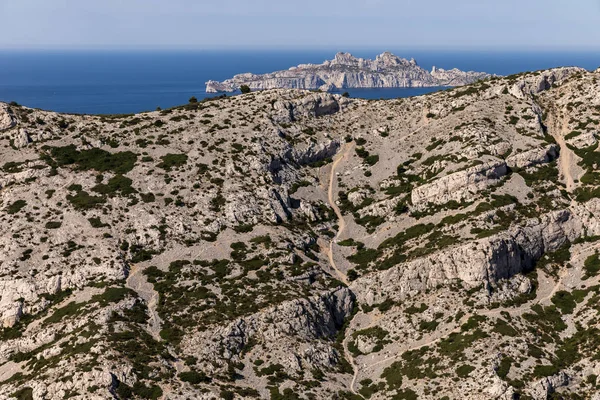Vista aérea de belas montanhas rochosas, estrada sinuosa e costa marítima cênica em Calanques de Marseille (Maciço dos Calanques), provence, france — Fotografia de Stock