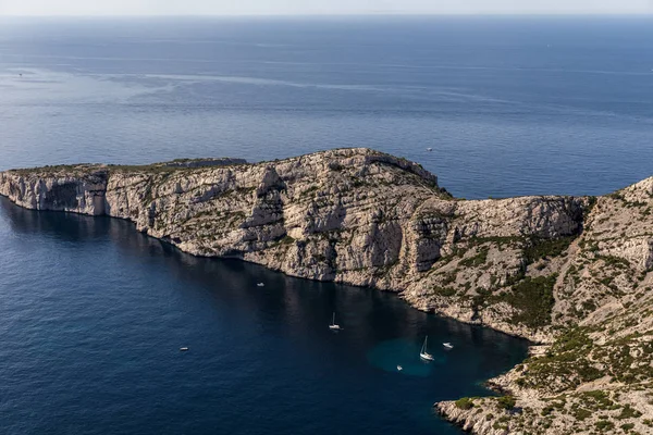 Vue aérienne des falaises pittoresques et des yachts au départ de Calanques de Marseille (Massif des Calanques), provence, france — Photo de stock
