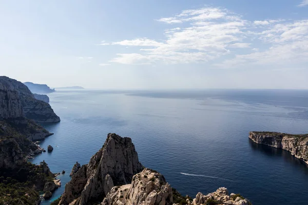 Vue aérienne des falaises pittoresques et du majestueux paysage marin des Calanques de Marseille, provence, france — Photo de stock
