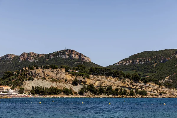 Hermosas montañas rocosas con vegetación verde y tranquilo paisaje marino en provence, Francia - foto de stock