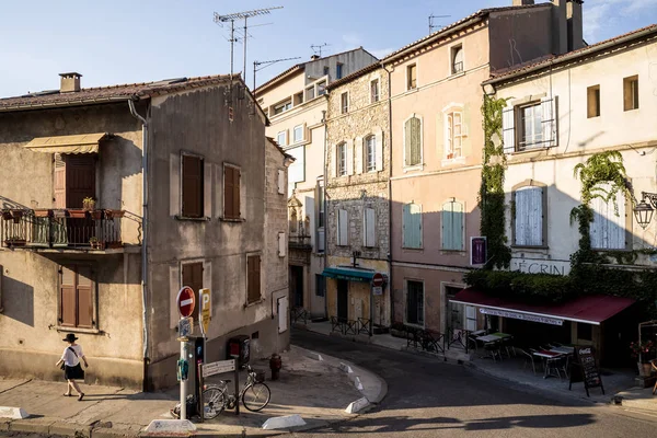 Provence, france - juni 18, 2018: gemütliche enge straße mit café im freien und schönen alten gebäuden in provence, france — Stockfoto