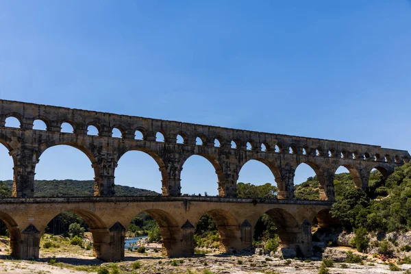 PROVENCE, FRANCIA - 18 DE JUNIO DE 2018: Pont du Gard (puente sobre Gard) antiguo acueducto romano sobre el río Gardon en Provenza, Francia - foto de stock