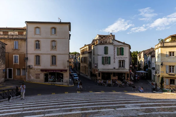 PROVENCE, FRANCIA - 18 DE JUNIO DE 2018: peatones y coches en las calles y la plaza con hermosa arquitectura antigua - foto de stock