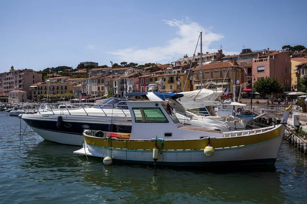 AVIGNON, FRANCE - JUNE 18, 2018: luxury yachts and boats in port, Avignon, france — Stock Photo