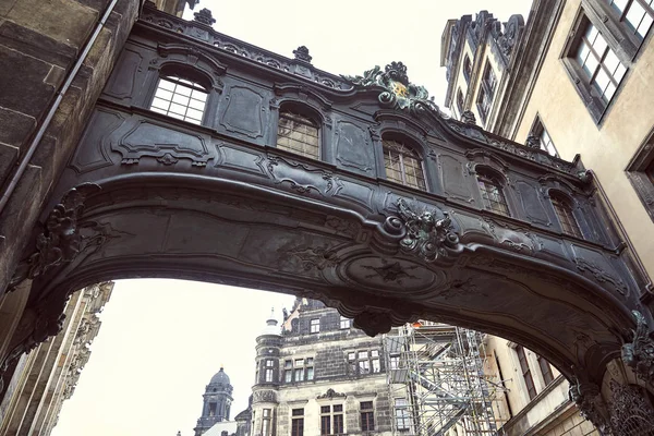 Vista en ángulo bajo del antiguo arco negro y catedral vestida en Dresde, Alemania - foto de stock
