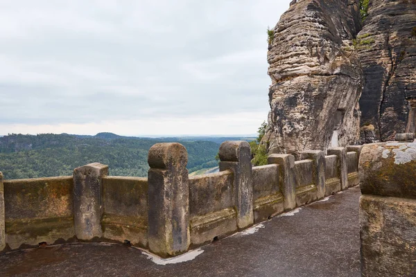 Pont en pierre, vieux rochers et forêt à Bastei, Allemagne — Photo de stock