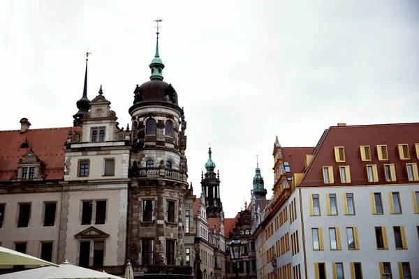 Rue avec de vieux bâtiments historiques et modernes à Dresde, Allemagne — Photo de stock
