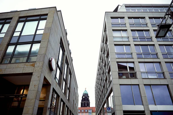 Blick auf den alten historischen Turm mit Uhr zwischen modernen Gebäuden in Dresden, Deutschland — Stockfoto