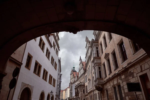 Arco y calle con edificios históricos antiguos en Dresde, Alemania - foto de stock